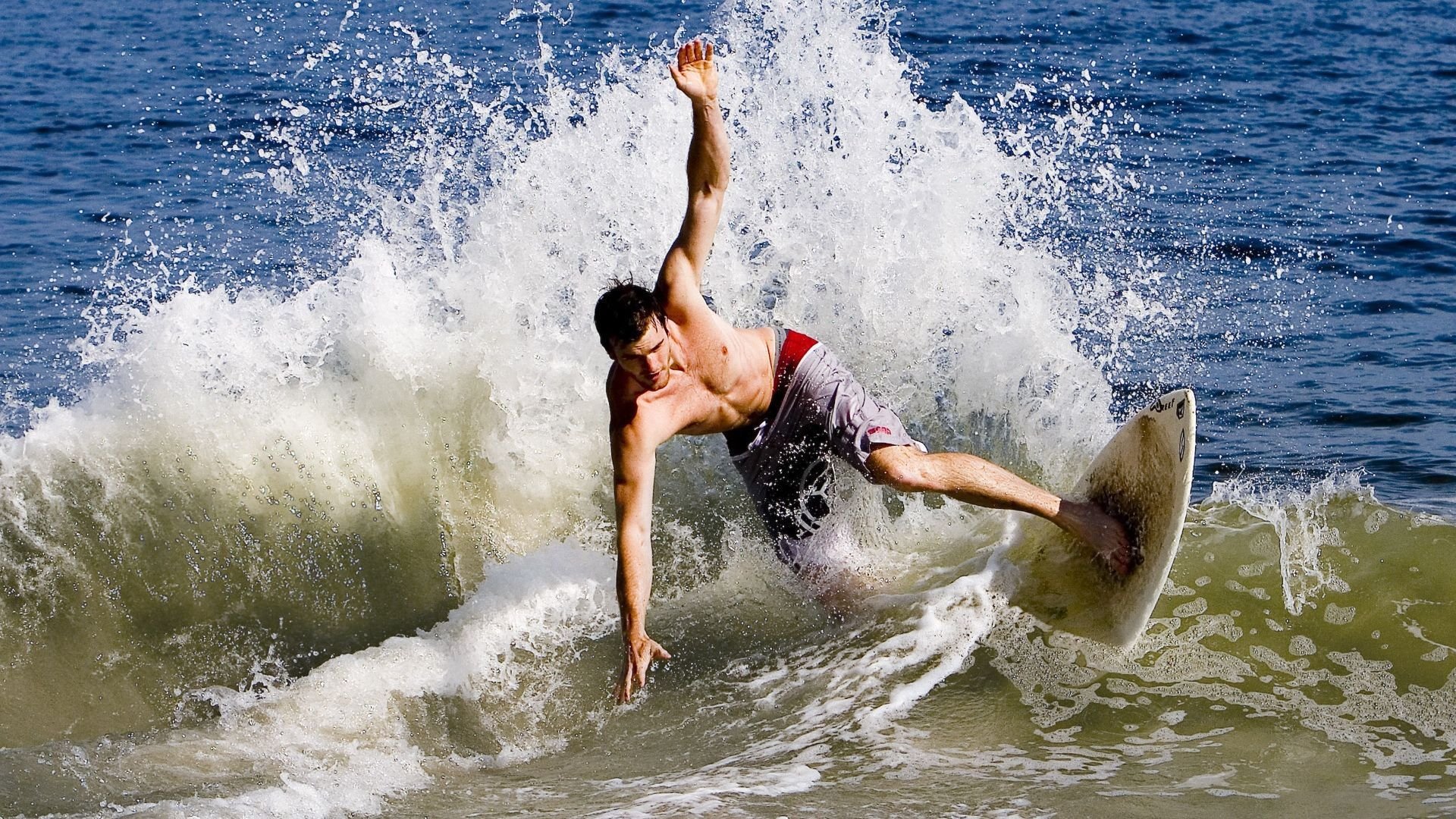 库里关键制胜三分锁定胜局，独行侠争冠路上力克奇才显韧性